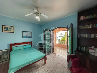 Casa - Sobrado com 2 quartos (sendo 1 suite(s)) a 600,00 metros praia.