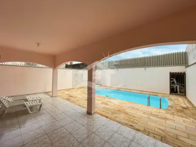 Casa - Sobrado com 2 quartos (sendo 1 suite(s)) a 600,00 metros praia.