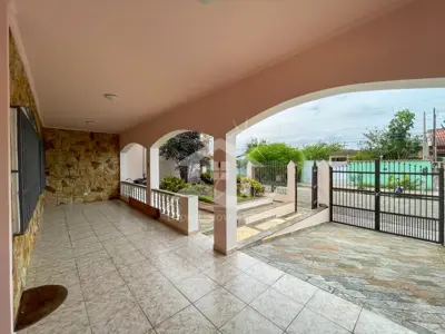 Casa - Sobrado com 2 quartos (sendo 1 suite(s)) a 600,00 metros praia.