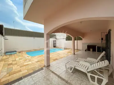 Casa - Sobrado com 2 quartos (sendo 1 suite(s)) a 600,00 metros praia.