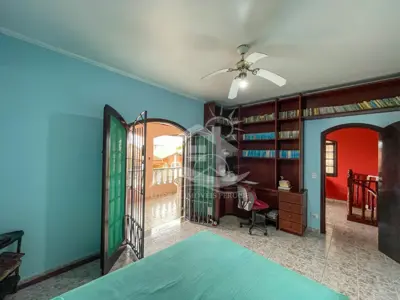 Casa - Sobrado com 2 quartos (sendo 1 suite(s)) a 600,00 metros praia.