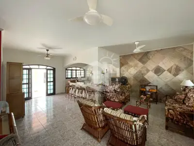 Casa - Sobrado com 2 quartos (sendo 1 suite(s)) a 600,00 metros praia.