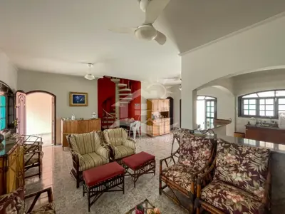 Casa - Sobrado com 2 quartos (sendo 1 suite(s)) a 600,00 metros praia.