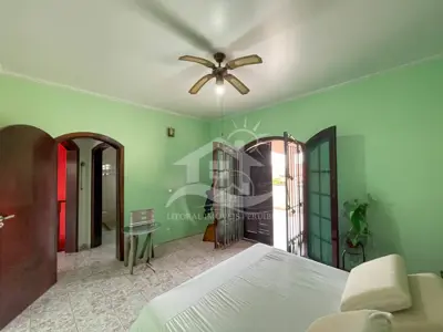Casa - Sobrado com 2 quartos (sendo 1 suite(s)) a 600,00 metros praia.