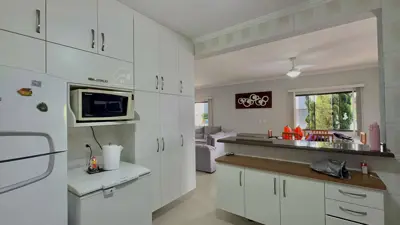 Casa - Térrea com piscina com 4 quartos (sendo 2 suite(s)) a 500,00 metros praia.