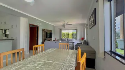 Casa - Térrea com piscina com 4 quartos (sendo 2 suite(s)) a 500,00 metros praia.