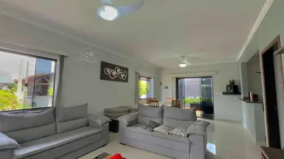 Casa - Térrea com piscina com 4 quartos (sendo 2 suite(s)) a 500,00 metros praia.