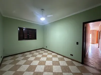 Casa - Térrea com Edícula com 5 quartos (sendo 1 suite(s)) a 790,00 metros praia.