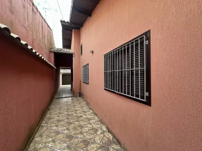 Casa - Térrea com Edícula com 5 quartos (sendo 1 suite(s)) a 790,00 metros praia.