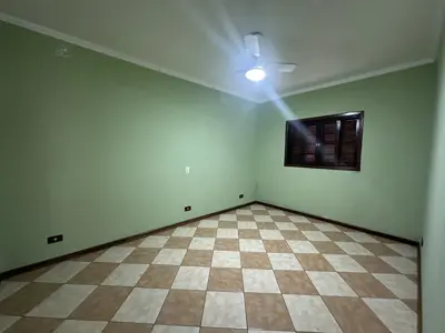 Casa - Térrea com Edícula com 5 quartos (sendo 1 suite(s)) a 790,00 metros praia.