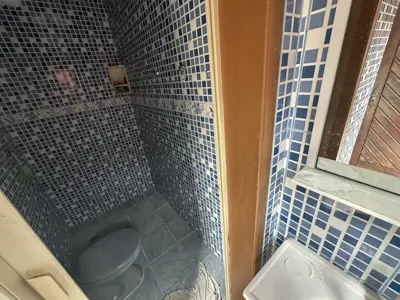 Casa - Térrea com Edícula com 5 quartos (sendo 1 suite(s)) a 790,00 metros praia.