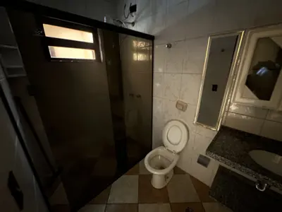 Casa - Térrea com Edícula com 5 quartos (sendo 1 suite(s)) a 790,00 metros praia.