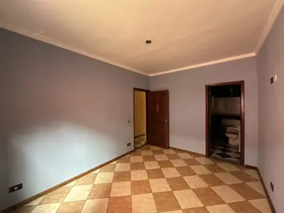 Casa - Térrea com Edícula com 5 quartos (sendo 1 suite(s)) a 790,00 metros praia.