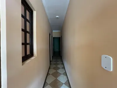 Casa - Térrea com Edícula com 5 quartos (sendo 1 suite(s)) a 790,00 metros praia.