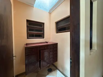 Casa - Térrea com Edícula com 5 quartos (sendo 1 suite(s)) a 790,00 metros praia.