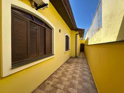 Casa - Térrea com 4 quartos (sendo 1 suite(s)) a 90,00 metros praia.
