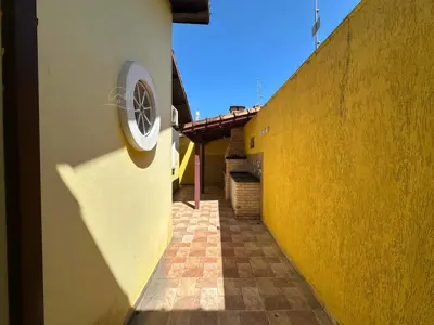 Casa - Térrea com 4 quartos (sendo 1 suite(s)) a 90,00 metros praia.