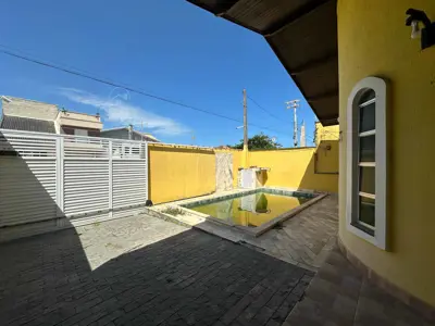 Casa - Térrea com 4 quartos (sendo 1 suite(s)) a 90,00 metros praia.