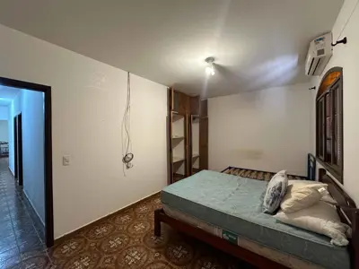 Casa - Térrea com 4 quartos (sendo 1 suite(s)) a 90,00 metros praia.