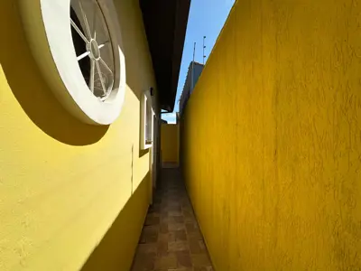 Casa - Térrea com 4 quartos (sendo 1 suite(s)) a 90,00 metros praia.