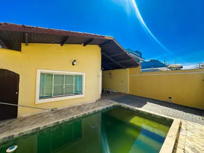 Casa - Térrea com 4 quartos (sendo 1 suite(s)) a 90,00 metros praia.