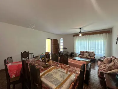 Casa - Térrea com 4 quartos (sendo 1 suite(s)) a 90,00 metros praia.