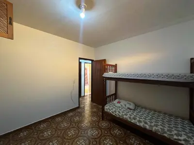 Casa - Térrea com 4 quartos (sendo 1 suite(s)) a 90,00 metros praia.