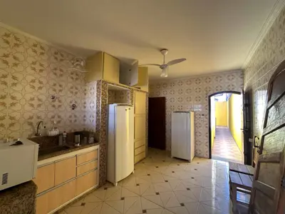 Casa - Térrea com 4 quartos (sendo 1 suite(s)) a 90,00 metros praia.