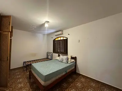 Casa - Térrea com 4 quartos (sendo 1 suite(s)) a 90,00 metros praia.