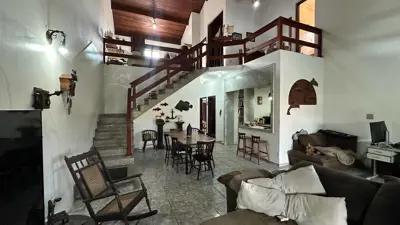 Casa - Sobrado com 3 quartos (sendo 1 suite(s)) a 700,00 metros praia.