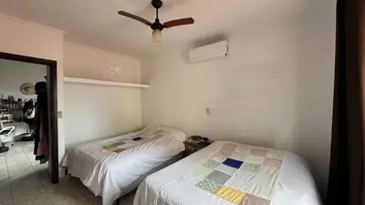 Casa - Sobrado com 3 quartos (sendo 1 suite(s)) a 700,00 metros praia.