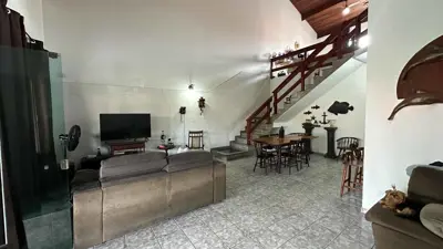 Casa - Sobrado com 3 quartos (sendo 1 suite(s)) a 700,00 metros praia.