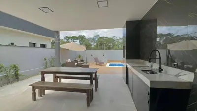 Casa - Térrea com piscina com 3 quartos (sendo 3 suite(s)) a 3000,00 metros praia.