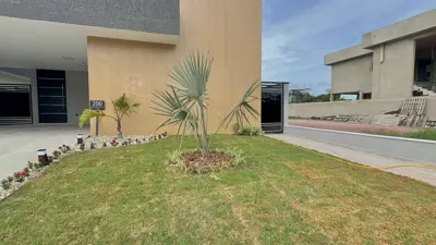 Casa - Térrea com piscina com 3 quartos (sendo 3 suite(s)) a 3000,00 metros praia.