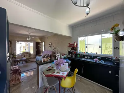 Casa - Térrea com 2 quartos (sendo 1 suite(s)) a 1300,00 metros praia.