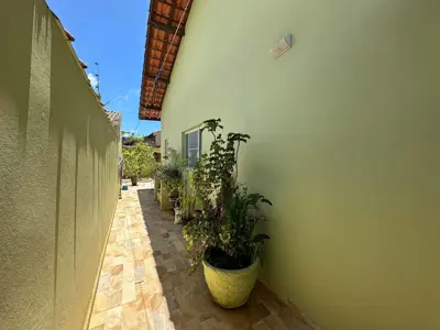 Casa - Térrea com 2 quartos (sendo 1 suite(s)) a 1300,00 metros praia.