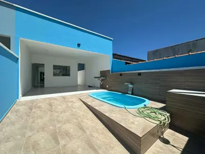 Casa - Térrea com 2 quartos (sendo 1 suite(s)) a 1000,00 metros praia.