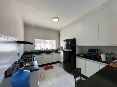 Casa - Sobrado com 3 quartos (sendo 2 suite(s)) a 800,00 metros praia.