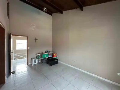 Casa - Sobrado com 3 quartos (sendo 2 suite(s)) a 800,00 metros praia.