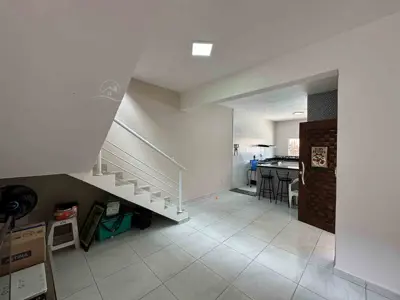 Casa - Sobrado com 3 quartos (sendo 2 suite(s)) a 800,00 metros praia.
