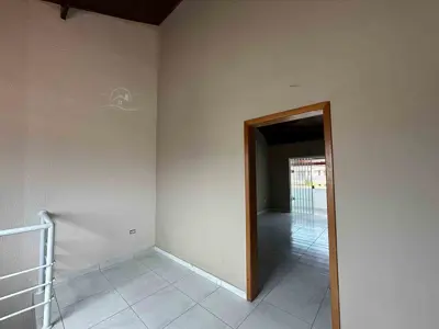 Casa - Sobrado com 3 quartos (sendo 2 suite(s)) a 800,00 metros praia.