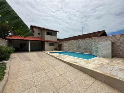 Casa - Sobrado com 3 quartos (sendo 2 suite(s)) a 800,00 metros praia.