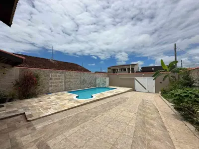 Casa - Sobrado com 3 quartos (sendo 2 suite(s)) a 800,00 metros praia.