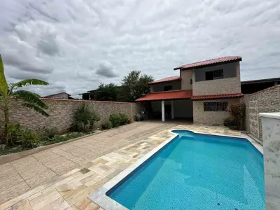 Casa - Sobrado com 3 quartos (sendo 2 suite(s)) a 800,00 metros praia.