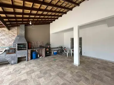 Casa - Sobrado com 3 quartos (sendo 2 suite(s)) a 800,00 metros praia.