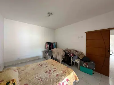 Casa - Sobrado com 3 quartos (sendo 2 suite(s)) a 800,00 metros praia.