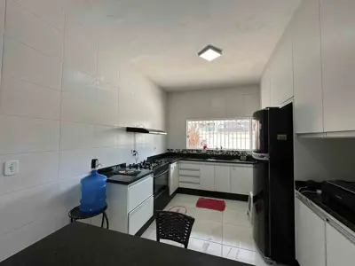 Casa - Sobrado com 3 quartos (sendo 2 suite(s)) a 800,00 metros praia.