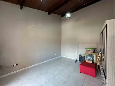 Casa - Sobrado com 3 quartos (sendo 2 suite(s)) a 800,00 metros praia.