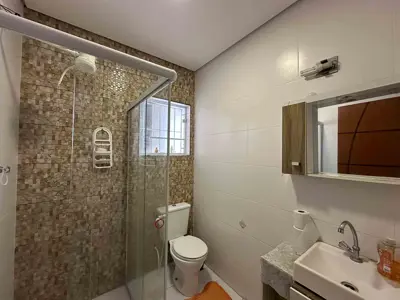 Casa - Sobrado com 3 quartos (sendo 2 suite(s)) a 800,00 metros praia.