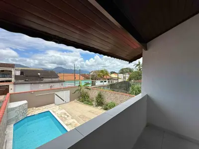 Casa - Sobrado com 3 quartos (sendo 2 suite(s)) a 800,00 metros praia.